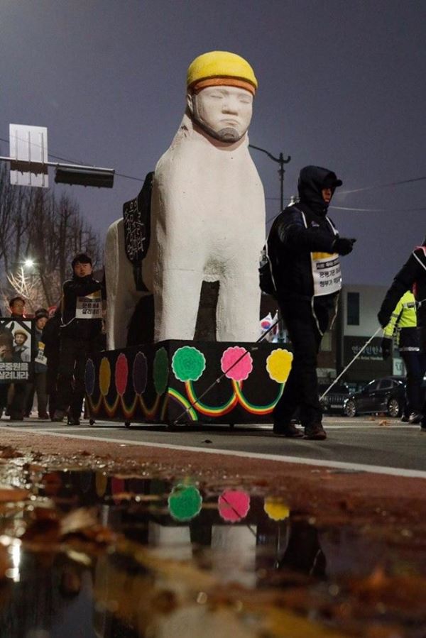 故 문중원 기수 시민대책위와 유족들이 고인의 사망 진상규명 및 책임자 처벌을 촉구하며 상여를 들고 행진하고 있다. 故 문중원 기수 시민대책위 제공