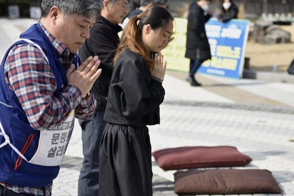 24일 서울 청와대 분수대 앞에서 고 문중원 기수 아내 오은주씨가 108배를 올리고 있다. 공공운수노조 제공