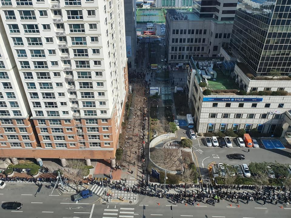 지난 2일 서울 양천구 목동 행복한백화점 앞 길게 늘어선 마스크 구매 대기줄 모습.