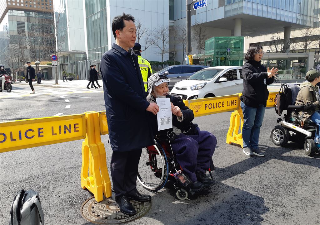 총선연대가 더불어민주당 소속 임종국 서울시의회 의원에게 종로구 장애인 정책 요구안을 전달하고 있다.