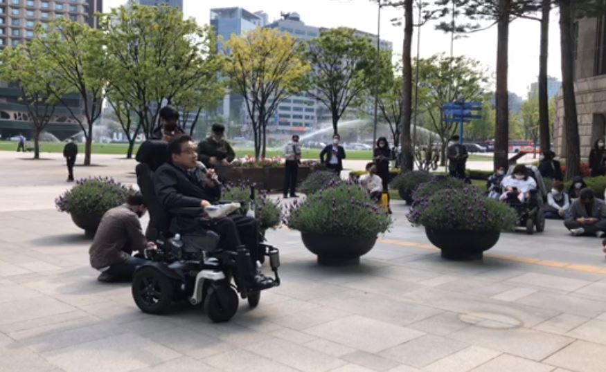 29일 오후 서울시청 앞에서 서울장애인차별철폐연대가 기자회견을 열고 중증장애인 지원체계 마련 등을 촉구하고 있다. 김동길 기자