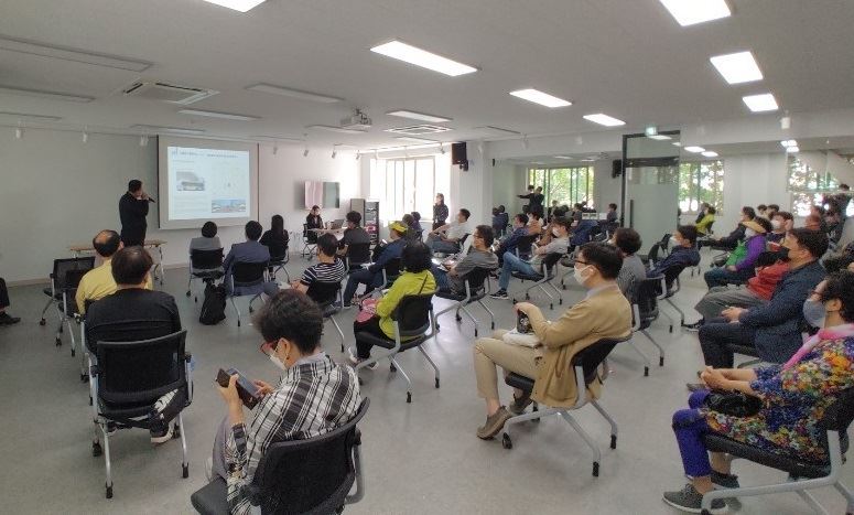 14일 부산시 동구 범일5동 주민센터에서 지역주민 대상으로 동구에 구축 예정인 수소충전소에 대한 설명회가 진행됐다. 조규봉 기자