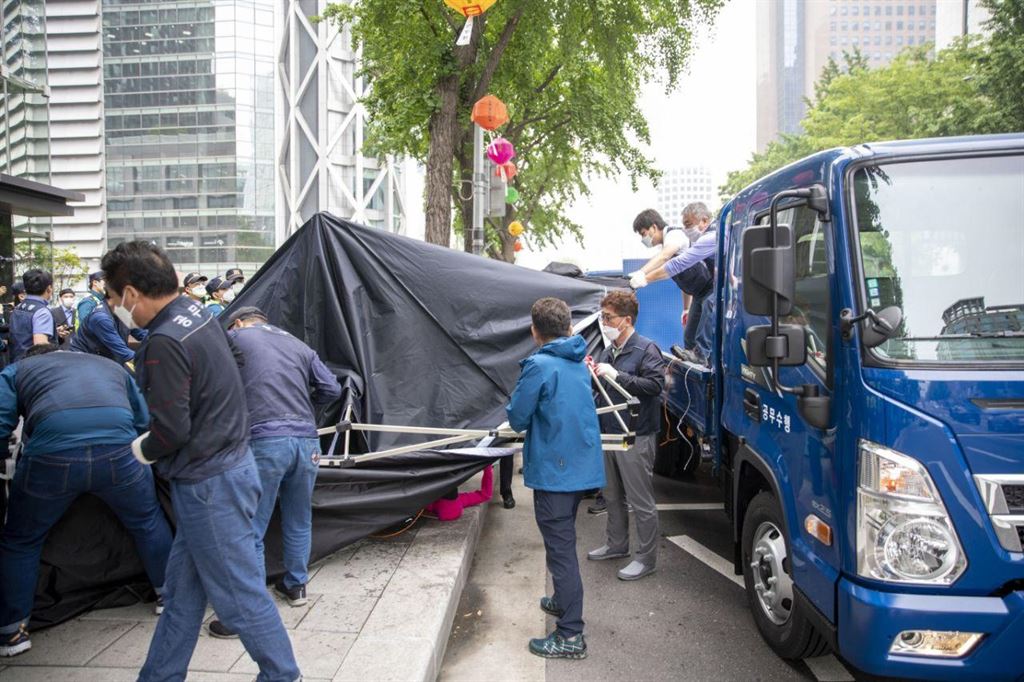 18일 오전 서울 종로구청은 금호아시아나 본사 앞에 설치된 아시아나케이오지부 천막을 철거했다. 공공운수노조 제공