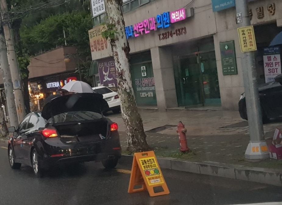18일 급작스러운 폭우로 인해 서울 마포구 일대 도로에서 신호등이 고장 났다. 