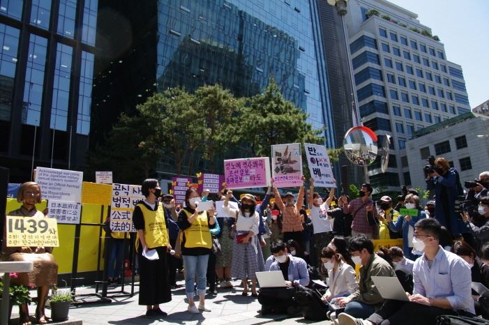 지난 13일 서울 종로구 옛 일본대사관 앞 평화의 소녀상 앞에서 열린 제1439차 일본 성노예제 문제해결을 위한 수요집회.