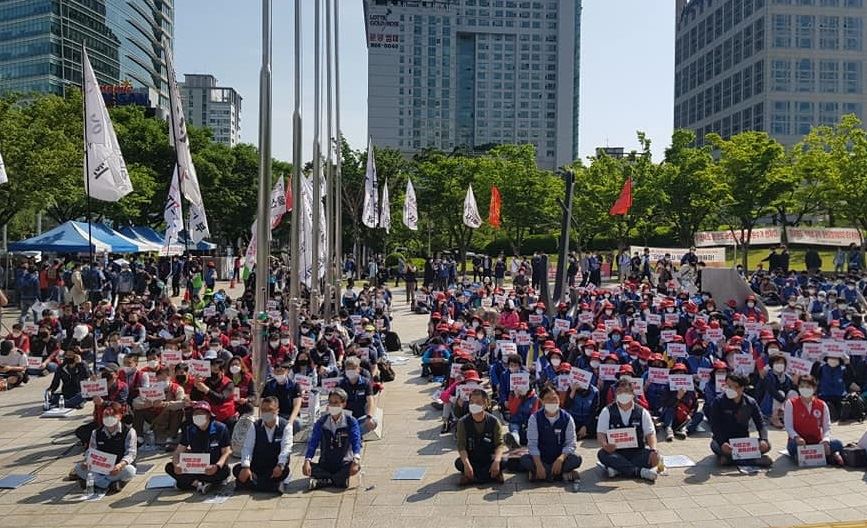 민주노총 공공운수노조는 22일 오후 부산시청 앞에서 부산지하철 청소노동자의 직접고용을 촉구하는 대규모 집회를 개최했다.