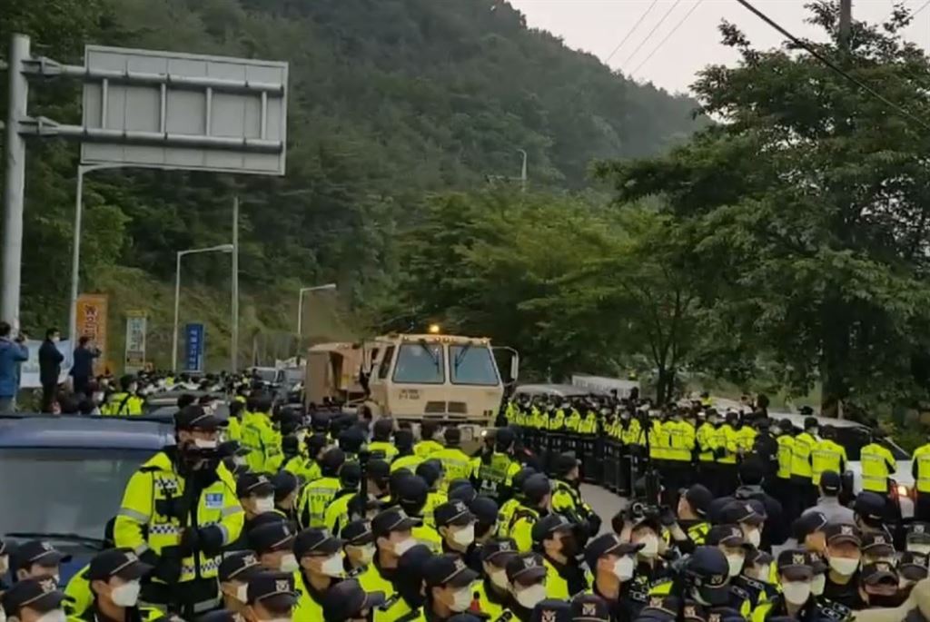 29일 경북 성주군 초전면 소성리에 경찰병력이 주한미군 사드 기지로 장비 수송을 위해 현장을 통제하고 있다.