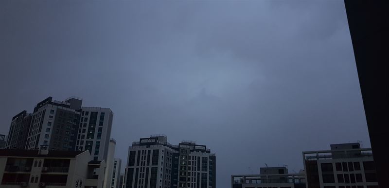 태풍 바비로 인해 27일 새벽 5시43분 현재 하늘에 먹구름이 짙게 깔려 있다. 사진=김옥해 기자