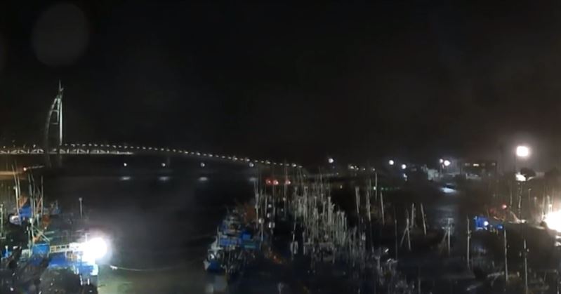 2일 오후 태풍 '마이삭'이 상륙한 제주 서귀포항 모습.