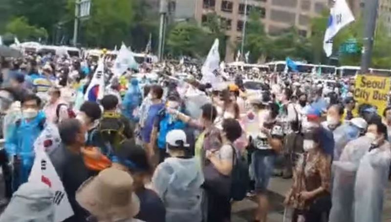 지난달 15일 서울 종로구 광화문 광장 주변에서 대규모 집회를 진행한 보수단체들 모습.