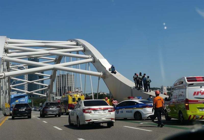 22일 오후 민원 처리 지연에 불만을 품은 서울 양화대교에 50대 남성이 올라가 경찰과 대치 중이다. 사진=김동길 기자