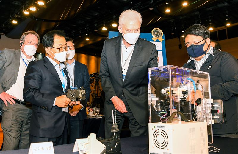 현대·기아자동차 연구개발본부 본부장 알버트 비어만 사장이 협력사 신기술 전시물을 살펴보고 있는 모습./사진=현대차그룹