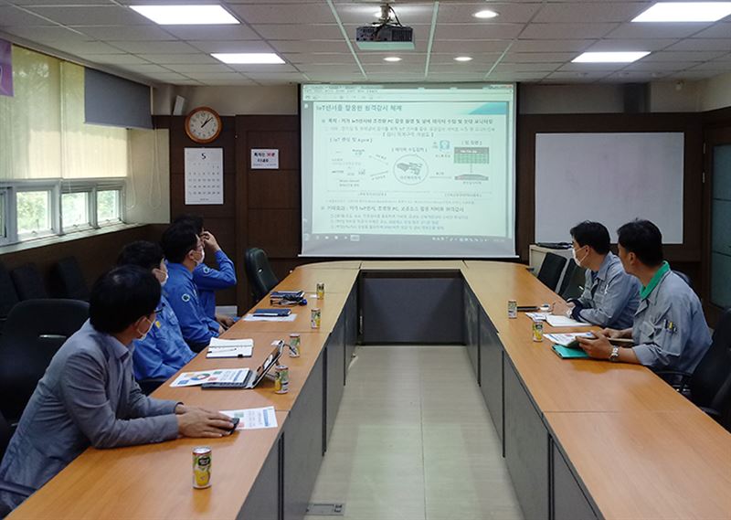 포스코 에너지조선마케팅실과 이영산업기계와 기술교류회를 갖고 소재와 이용기술 지원 방안을 협의한 모습/사진=포스코