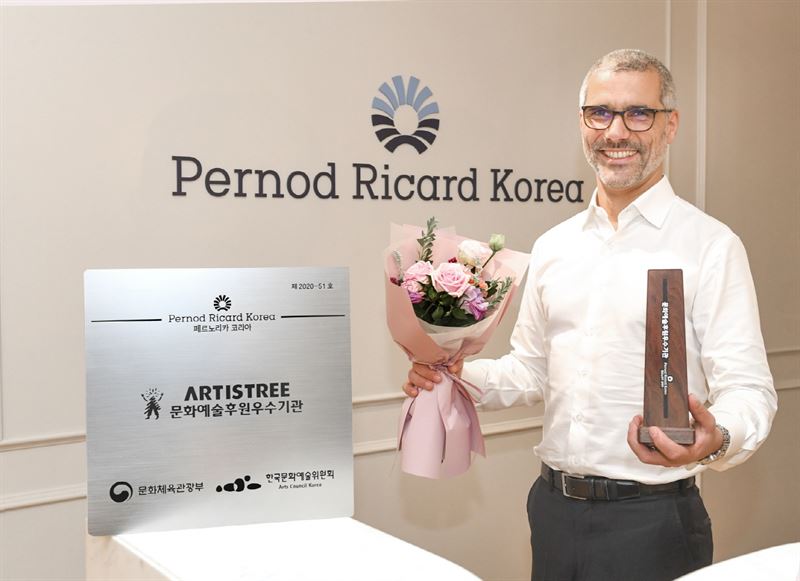페르노리카 코리아 장 투불 대표가 '2020 문화예술후원 우수기관' 인증 상패를 들고 기념 사진을 촬영하고 있다. 페르노리카 코리아 제공