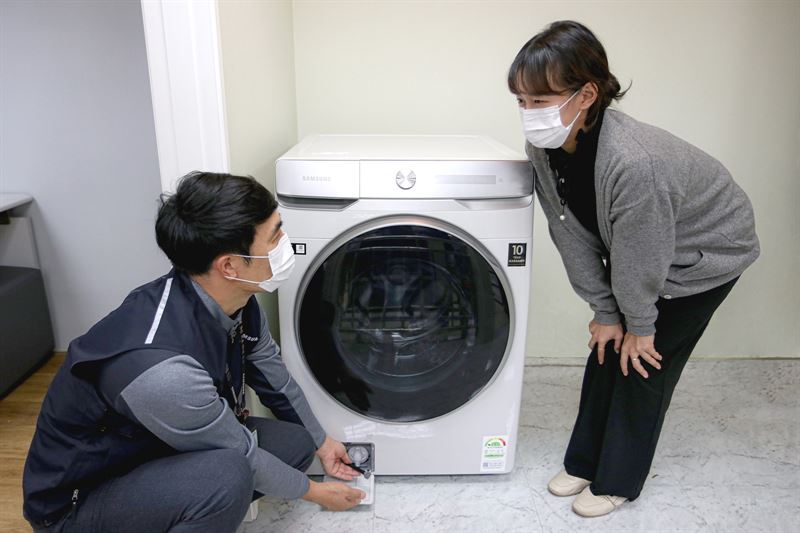 삼성전자서비스 수리 엔지니어가 출장 점검 서비스를 신청한 고객에게 플러스케어 서비스를 제공하고 있는 모습/사진제공=삼성전자서비스