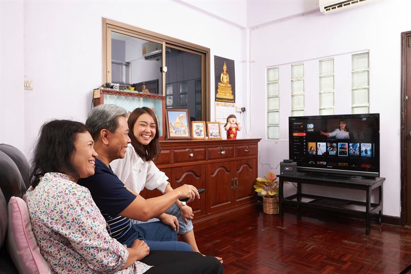 태국 현지 가정에서 가족들이 KT 올레TV 플랫폼이 적용된 3BBTV GIGATV를 시청하고 있다/사진제공=KT