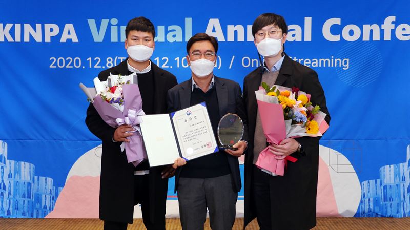 김종열 KT&G R&D본부 미래기술연구소장(가운데)이 수상 후 기념사진 촬영을 하는 모습. KT&G 제공