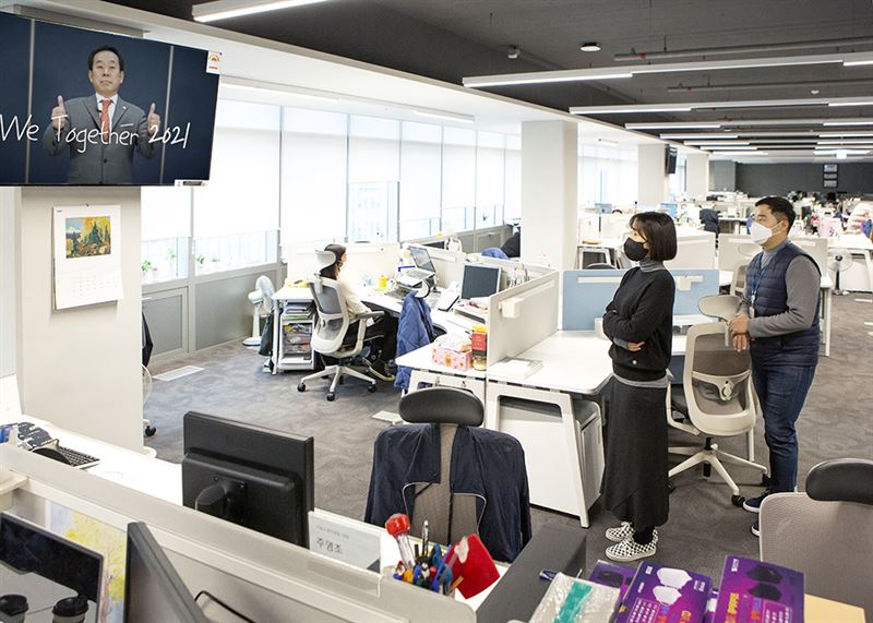 코오롱그룹 임직원들이 2021년 새해를 맞아 4일 오전 처음으로 진행된 온라인 시무식을 노트북과 사내 방송을 통해 시청하고 있다./사진=코오롱그룹