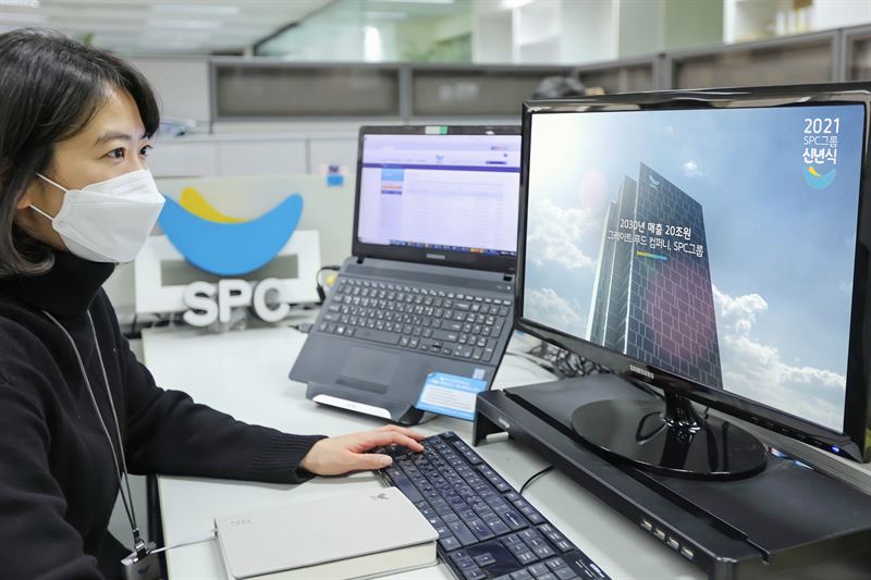 SPC그룹 직원이 자리에서 신년식을 시청하고 있다./사진=SPC그룹