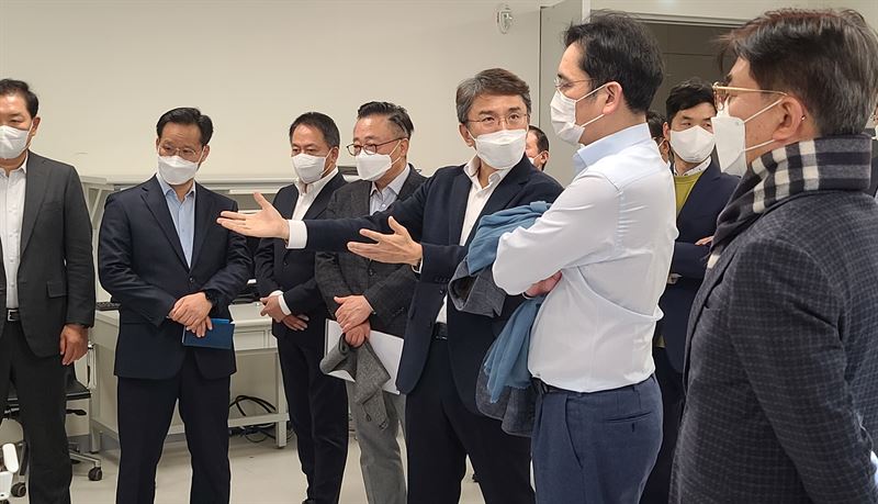 [포토]세트부문 사장단과 삼성리서치 둘러보는 이재용 부회장