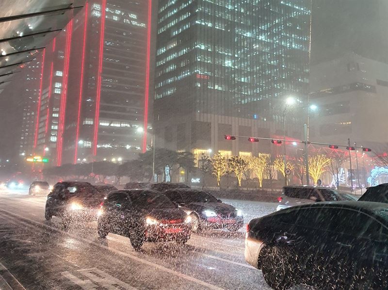 6일 영하권 날씨가 이어지는 가운데 서울 여의도 인근에 많은 눈이 내리고 있다.