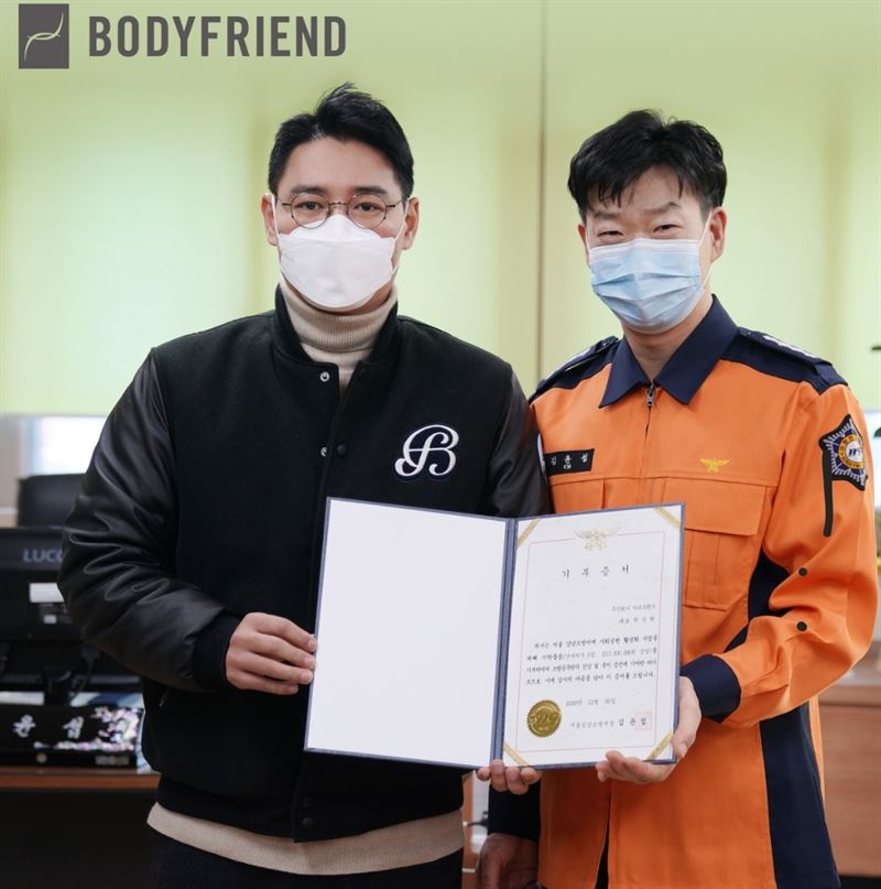 ▲ 사진설명(왼쪽부터)_바디프랜드 경영지원실 이종은 실장, 강남소방서 김윤섭 서장 (現 성북소방서 서장)