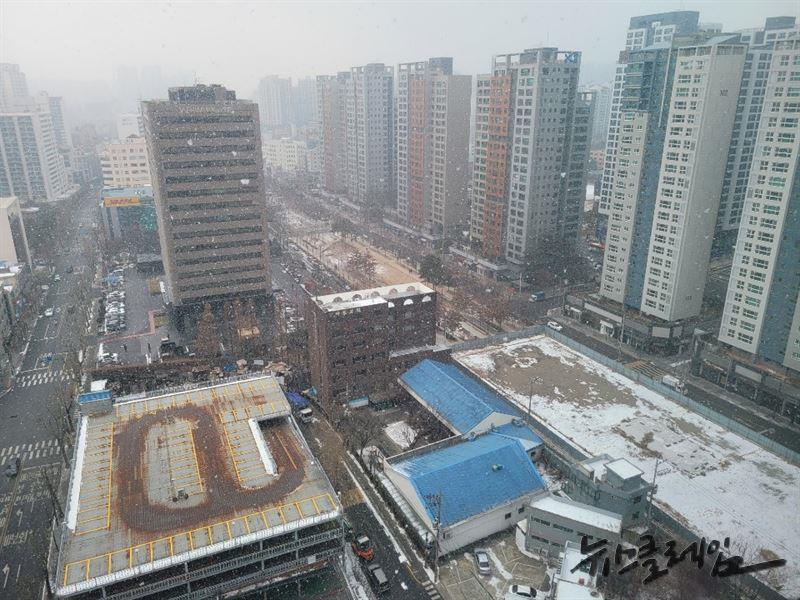 12일 오후 2시경 서울에 눈이 내리고 있다. 사진=김옥해 기자