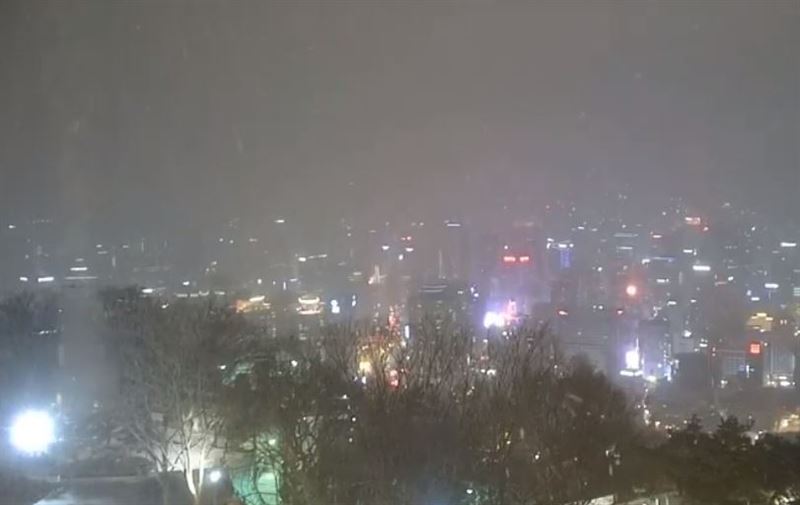 강한 눈이 내리는 가운데 17일 서울 남산타워에서 바라본 도심 모습.
