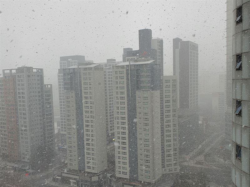 18일 10시경 서울 전역에 눈발이 날리고 있다. 사진=김옥해 기자