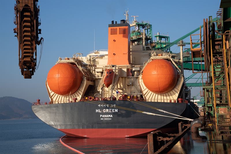 포스코 원료 수송을 전담하는 세계 최초 친환경 LNG 추진 벌크 외항선 그린호가 첫 항차에 성공하고 광양 원료부두에서 철광석을 하역하고 있다. 포스코 제공 