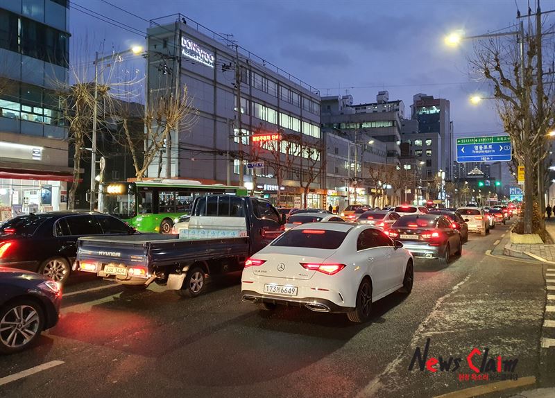 3일 오후 서울 영등포구 인근 도로에서 퇴근차량들이 거북이운행을 하고 있다. 사진=김옥해 기자