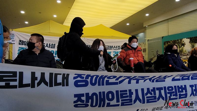 8일 오전 서울 광화문 해치마당 농성장서 진행된 ‘코로나시대 장애인 거주시설 긴급탈시설 쟁취 및 장애인 탈시설 지원법 제정 투쟁 선포 기자회견’ 모습. 사진=김옥해 기자