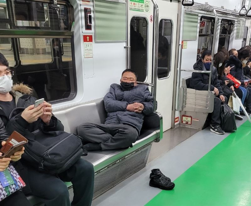 15일 2호선 지하철에 중년으로 보이는 한 남성이 코스크를 한 채 앉아있다. 사진=김도희 기자
