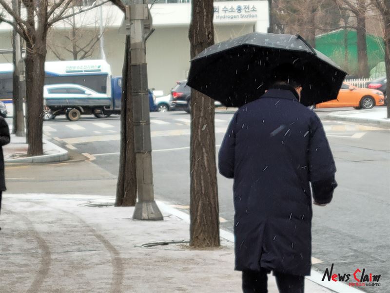 16일 오전 서울에 눈이 내리고 있는 가운데 한 시민이 눈을 맞으며 길을 걷고 있다. 사진=김동길 기자