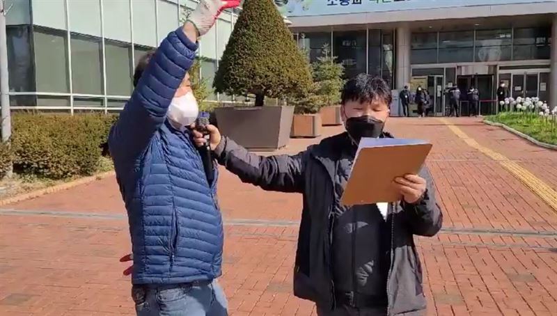 마포농수산물 입주자 비상대책위원회가 8일 오전 마포구청 앞에서 ‘다농마트 1차 농수산물 판매 중지’를 요구하며 시위를 벌였다. 사진=김동길 기자