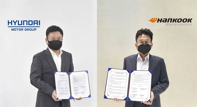 한국타이어앤테크놀로지 연구개발혁신총괄 구본희 전무(오른쪽)와 현대차·기아 모빌리티플랫폼사업실장 권오륭 상무(왼쪽)가 비대면 업무협약을 체결하고 기념사진을 촬영하고 있다. 한국타이어앤테크놀로지 제공