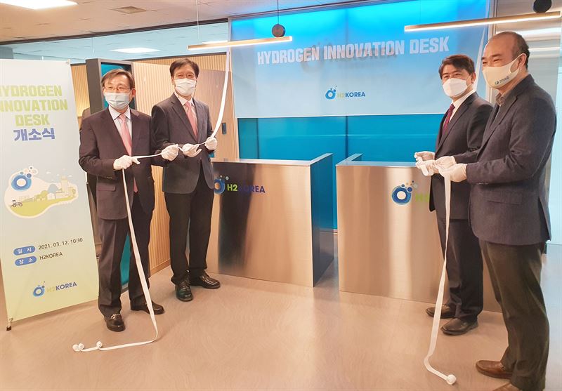 왼쪽부터 문재도 H2KOREA 회장, 문일 연세대학교 교수, 주영준 산업통상자원부 에너지자원실장, 박진남 경일대학교 교수. H2KOREA 제공