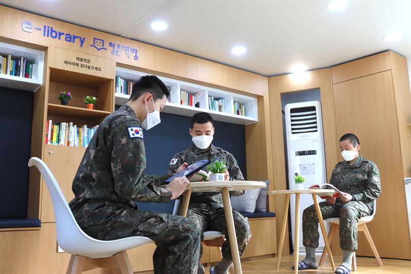 롯데가 지난 2016년부터 육군본부, 구세군과 협력해 진행해온 ‘청춘책방’ 사업 일부 모습. 사진=롯데 보도자료 참고