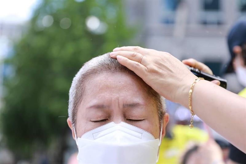 지난 16일 서울 청계천 광통교에서 폐점매각 중단, 고용안정 대책, 투기자본 규제를 촉구하는 홈플러스 여성노동자 2차 집단삭발식이 열렸다. 사진=진보당