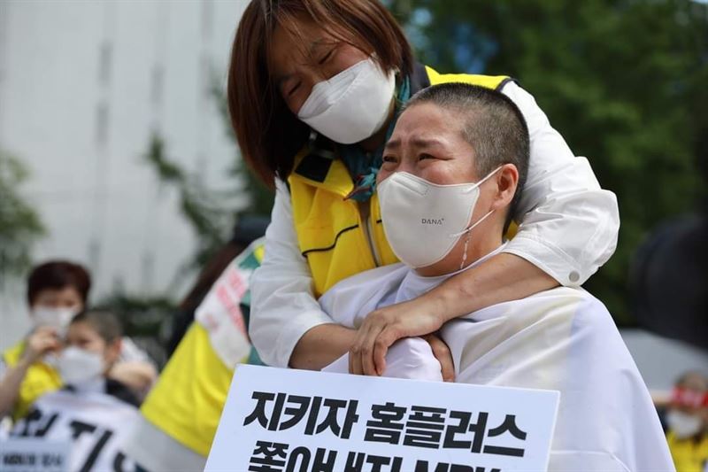 지난 16일 서울 청계천 광통교에서 폐점매각 중단, 고용안정 대책, 투기자본 규제를 촉구하는 홈플러스 여성노동자 2차 집단삭발식이 열렸다. 사진=진보당