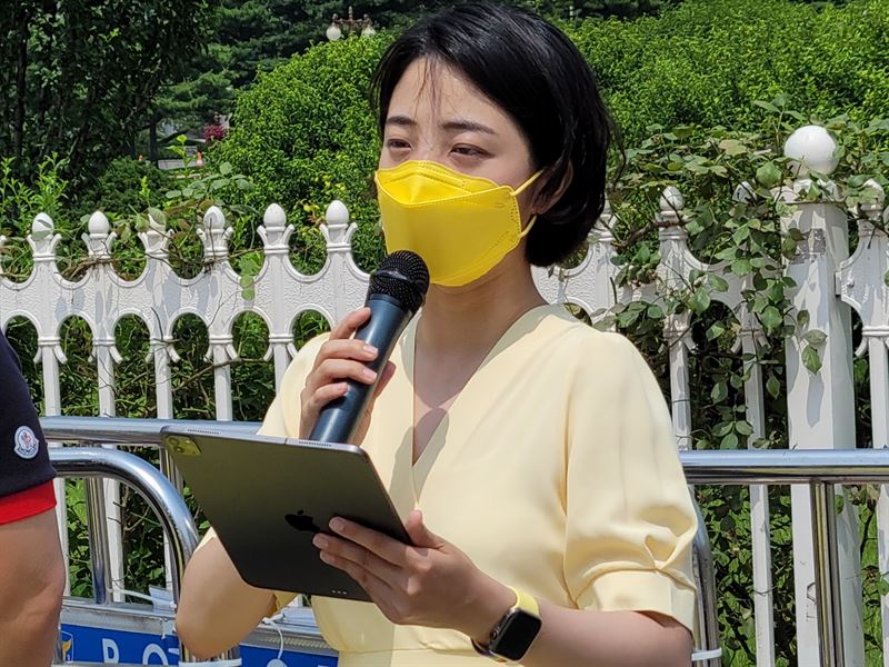 24일 코스포서비스 규탄 기자회견에서 발언 중인 정의당 류호정 국회의원. 사진=김동길 기자