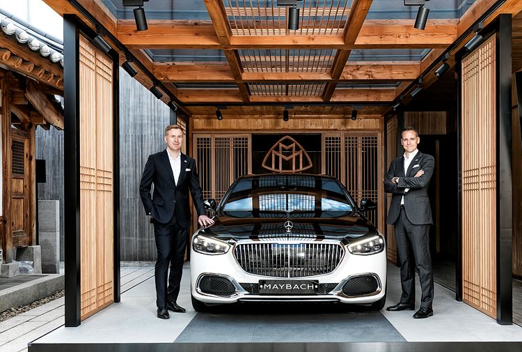 더 뉴 메르세데스-마이바흐 S-클래스 코리안 프리미어 자료사진 메르세데스-벤츠 코리아 마크 레인 제품 & 마케팅 부문 총괄 부사장(오른쪽), 요하네스 숀 제품 전략 기획팀 상무(왼쪽). 메르세데스-벤츠코리아 사진