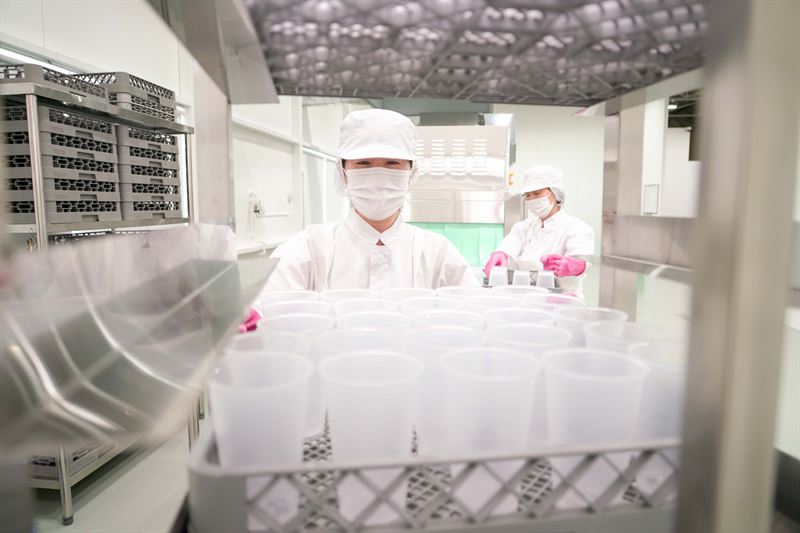 사회적기업 행복커넥트 직원이 회수된 다회용컵의 소독, 고압세척, 살균건조 작업을 통해 다시 매장에서 사용할 수 있도록 작업하는 모습. SKT제공