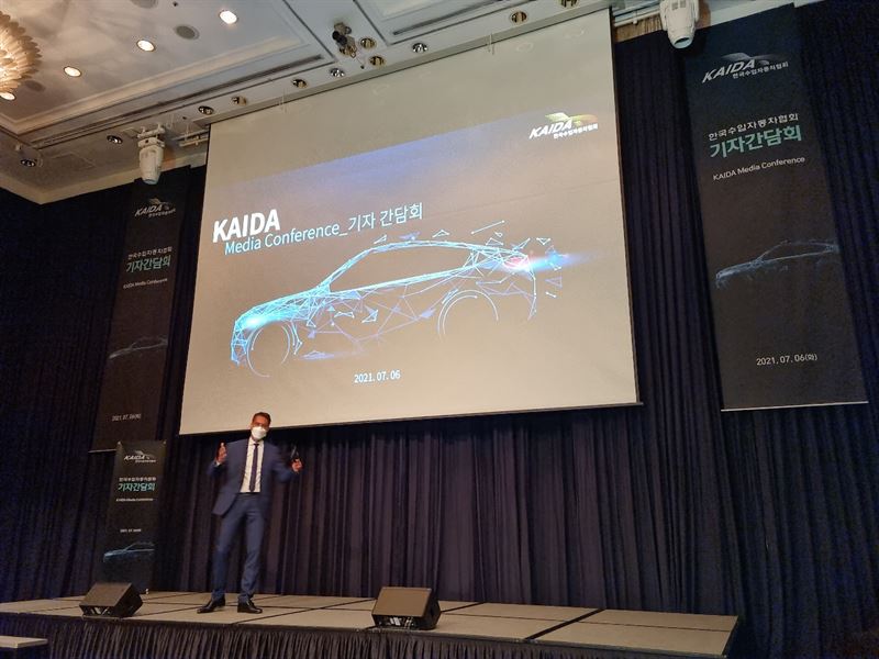 6일 한국수입자동차협회 기자간담회에서 르네 코네베아그 회장이 발표하고 있다. 사진=장시복 기자