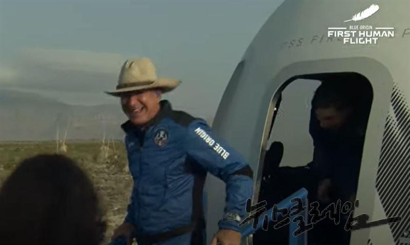 제프 베이조스가 현지시간 20일 블루 오리진의 '뉴 셰퍼드' 로켓을 타고 우주 여행을 마친 뒤 텍사스주 발사장에 무사 귀환했다. 블루오리진 공식 유튜브 캡처 