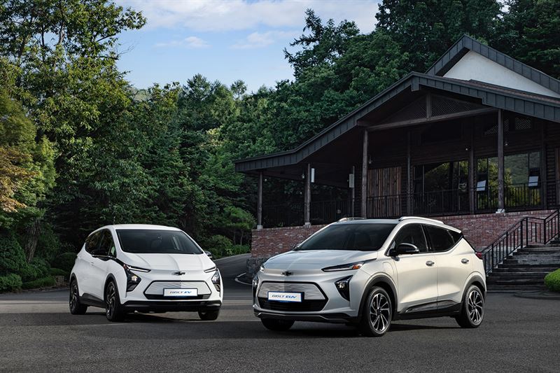 쉐보레 볼트EUV(오른쪽)과 2022년형 볼트EV. 한국GM 제공