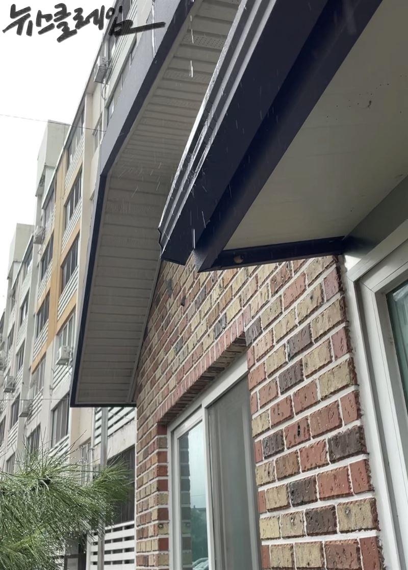 빗방울이 떨어지는 처마. 사진=심은아 기자