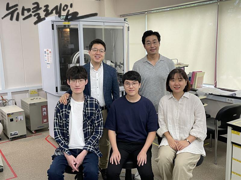 포스텍 신소재공학과 손준우·최시영 교수 연구팀. 삼성 제공
