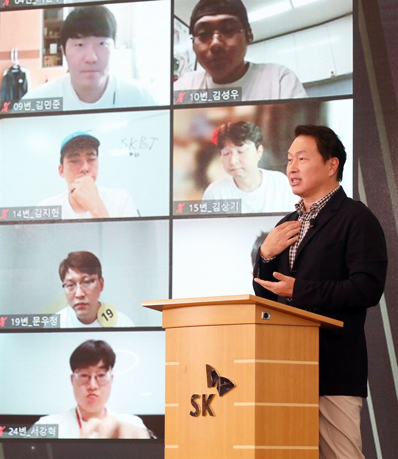 최태원 SK그룹 회장이 지난 26일 경기 이천 SKMS연구소에서 열린 '이천포럼 2021' 폐막 세션에서 마무리 발언을 하고 있다. SK 제공