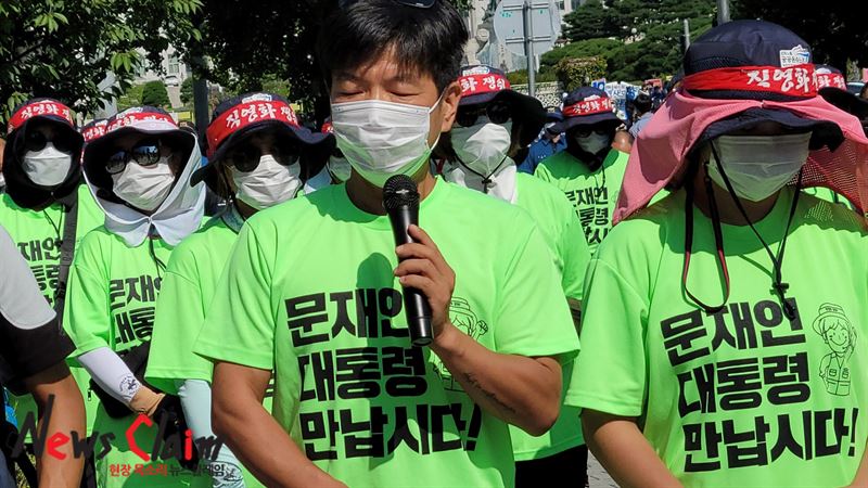 3일 ‘건강보험고객센터지부 청와대로 향하는 도보행진, 정규직화 정부 책임 촉구 기자회견’서 발언하는 공공운수노조 정용재 부위원장. 사진=김동길 기자